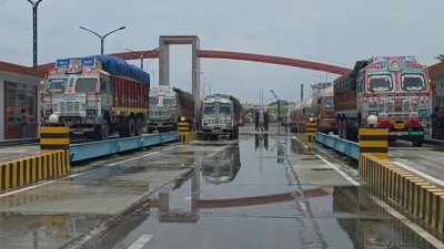 ভারত থেকে আসা চালের ট্রাক