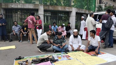 বিএনপি নেতা ফজলুর রহমানকে গ্রেফতারের দাবিতে অবস্থান
