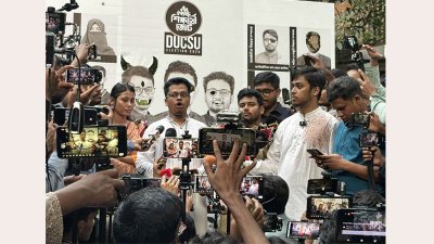 চারুকলায় জরুরি সংবাদ সম্মেলনে কথা বলছেন এস এম ফরহাদ