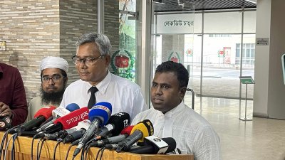 সাংবাদিকদের সামনে বক্তব্য রাখছেন অ্যাডভোকেট খলিলুর রহমান