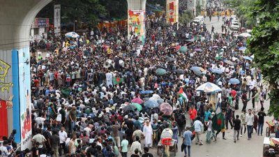 এক ঘণ্টার মধ্যে সরকারের পক্ষ থেকে দাবি পূরণ করা না হলে কঠোর কর্মসূচির ঘোষণা দিয়েছেন আন্দোলনকারীরা (ছবি: নাসিরুল ইসলাম)
