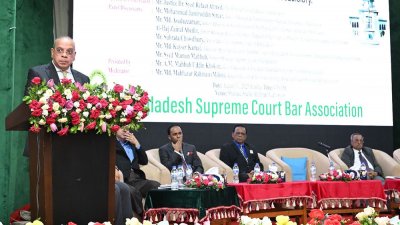 ‘জুলাই গণঅভ্যুত্থান: বিচার বিভাগের সংস্কার’ শীর্ষক সেমিনারে বক্তব্য রাখছেন প্রধান বিচারপতি সৈয়দ রেফাত আহমেদ
