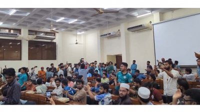 বিশ্ববিদ্যালয়ের সিনেট ভবনে রাকসু প্রার্থী ও সক্রিয় ছাত্র সংগঠনগুলোকে নিয়ে আয়োজিত হয় এ সভা