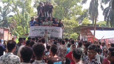 বাকৃবি শিক্ষার্থীদের রেললাইন অবরোধ করে বিক্ষোভ