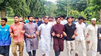 চট্টগ্রাম বিশ্ববিদ্যালয়ের শিক্ষার্থীদের ওপর স্থানীয় লোকজনের হামলার প্রতিবাদে বিক্ষোভ সমাবেশ করেছেন ইসলামী বিশ্ববিদ্যালয়ের (ইবি) শিক্ষার্থীরা
