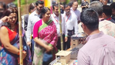 মেলার স্টল পরিদর্শনে পরিবেশ উপদেষ্টা