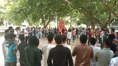 চট্টগ্রাম বিশ্ববিদ্যালয় উপাচার্য ও প্রক্টরদের পদত্যাগ দাবিতে বিক্ষোভ