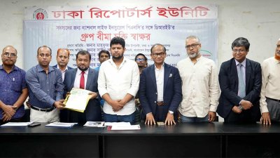 ঢাকা রিপোর্টার্স ইউনিটির শফিকুল কবির মিলনায়তনে গ্রুপ বিমা চুক্তি স্বাক্ষর অনুষ্ঠানে তথ্য ও সম্প্রচার উপদেষ্টা মো. মাহফুজ আলম/বাংলা ট্রিবিউন