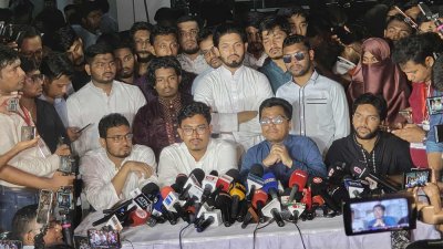 সংবাদ সম্মেলনে বক্তব্য রাখছেন এস এম ফরহাদ