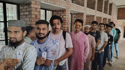 ভোটের লাইনে শিক্ষার্থীরা