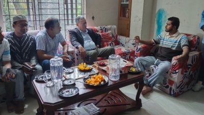নুরুল হক নুরের বাসায় আমির খসরু মাহমুদ চৌধুরী