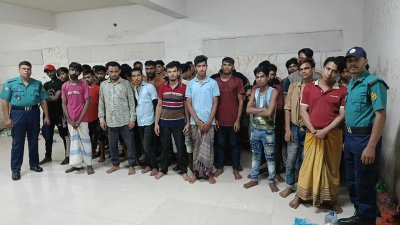 জেনেভা ক্যাম্পে পুলিশের অভিযানে গ্রেফতার লোকজন/বাংলা ট্রিবিউন