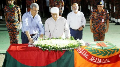 জানাজার আগে মরহুমের কফিনে ফুল দিয়ে শ্রদ্ধা নিবেদন করেন স্বরাষ্ট্র উপদেষ্টা