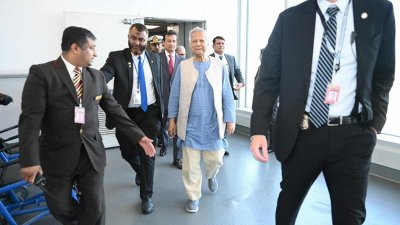 নিউইয়র্ক পৌঁছানোর পর অন্তর্বর্তী সরকারের প্রধান উপদেষ্টা অধ্যাপক মুহাম্মদ ইউনূস