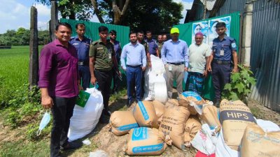 পলিথিন উৎপাদনের কাঁচামাল প্লাস্টিকের ১৫০ কেজি দানা এবং উৎপাদিত ২০০ কেজি নিষিদ্ধ পলিথিন জব্দ করা হয়