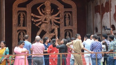 কলকাতার পূজা থিমে নানা রঙের ছোঁয়া দেখা যায়/বাংলা ত্রিবিউন