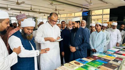 শেখ বশিরউদ্দীন নবীজির জীবনভিত্তিক বইয়ের প্রদর্শনী ঘুরে দেখেন