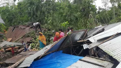 ঝড়ে ভেঙে পড়া বাড়ি