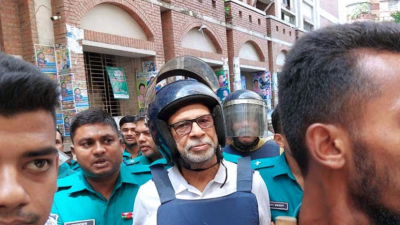 পুলিশ পাহারায় আদালত প্রাঙ্গণে লতিফ সিদ্দিকী (ফাইল ফটো)