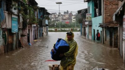 ১২টির বেশি জেলায় রেড অ্যালার্ট জারি করা হয়েছে। ছবি: রয়টার্স