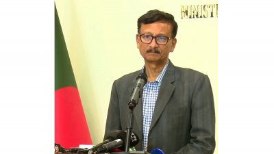 সাংবাদিকদের সঙ্গে কথা বলছেন পররাষ্ট্র উপদেষ্টা মো. তৌহিদ হোসেন
