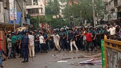 জাতীয় পার্টির কেন্দ্রীয় কার্যালয়ের সামনে এ ঘটনা ঘটে