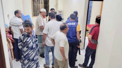 ঘটনাস্থলে স্বজন ও স্থানীয়রা