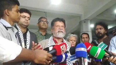 সাংবাদিকদের সঙ্গে কথা বলছেন শহিদুল আলম