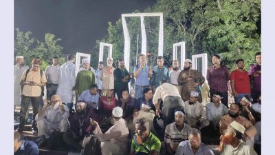 শহীদ মিনারে শিক্ষকদের অবস্থান কর্মসূচি (ছবি: কাজী আশ্বাদুন নেওয়াজ রিপন)