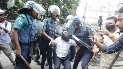 একজন আন্দোলনকারীকে পুলিশের লাঠিপেটা, ছবি: নাসিরুল ইসলাম