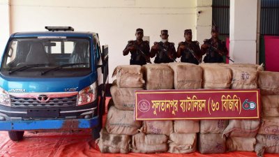 সুলতানপুর ৬০ বিজিবি এসব শাড়ি জব্দ করে