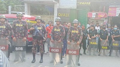 অগ্নিকাণ্ডের ঘটনায় উদ্ধার ও নিয়ন্ত্রণ কার্যক্রমে যোগ দিয়েছে বর্ডার গার্ড বাংলাদেশ (বিজিবি)
