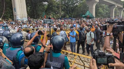 শহীদ মিনার থেকে শাহবাগের দিকে শিক্ষকরা