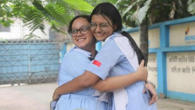 পাসের আনন্দে ছাত্রীদের উল্লাস (ছবি: নাসিরুল ইসলাম)