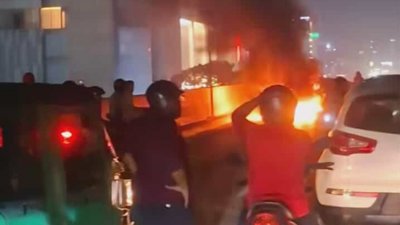 উত্তরামুখী ফ্লাইওভারের ওপর চলন্ত মোটরসাইকেলে আগুন ধরে যায়/ভিডিও থেকে নেওয়া স্ক্রিনশট