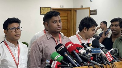 সাংবাদিকদের সঙ্গে কথা বলছেন হাসনাত আব্দুল্লাহ