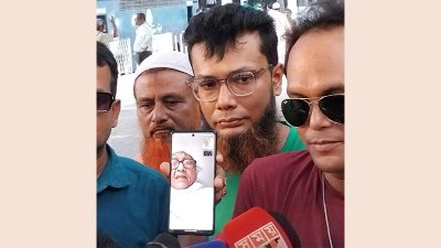 বিদেশে থেকে আইনজীবীর ফোনে ভিডিও কলে কথা বলছেন সালমান শাহর মা