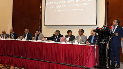 সংবাদ সম্মেলনে বক্তব্য রাখছেন ইএবি সভাপতি মোহাম্মদ হাতেম