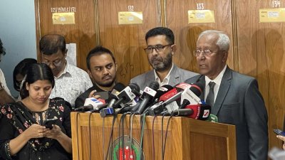 সংবাদ সম্মেলনে বক্তব্য রাখছেন ইসির সিনিয়র সচিব আখতার আহমেদ
