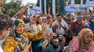 রাজধানীর কেন্দ্রীয় শহীদ মিনারে বেসরকারি শিক্ষাপ্রতিষ্ঠানের এমপিওভুক্ত শিক্ষক-কর্মচারীরা। আজ মঙ্গলবার দুপুরের দিকে তোলা ছবি। (ছবি: আমিরুল ইসলাম মাসুম)