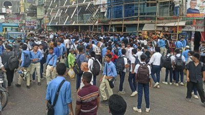 ফার্মগেটে শিক্ষার্থীদের অবরোধ (ছবি: নাসিরুল ইসলাম)