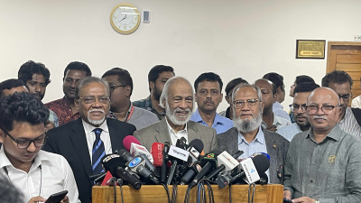 সিইসির সঙ্গে বৈঠক শেষে সাংবাদিকদের সঙ্গে কথা বলছেন ড. আব্দুল মঈন খান