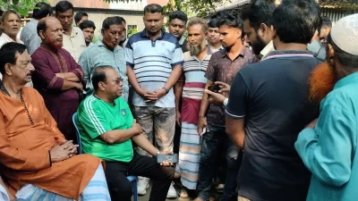 ঘটনাস্থলে স্থানীয় মানুষদের ভিড়