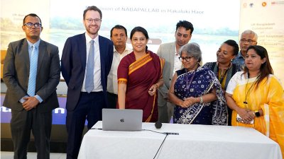 অনুষ্ঠানে অন্য অতিথিদের সঙ্গে উপদেষ্টা সৈয়দা রিজওয়ানা হাসান