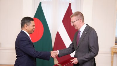 লাটভিয়ার প্রেসিডেন্ট এডগারস রিঙ্কেভিসের কাছে পরিচয়পত্র পেশ করেন রাষ্ট্রদূত মইনুল ইসলাম