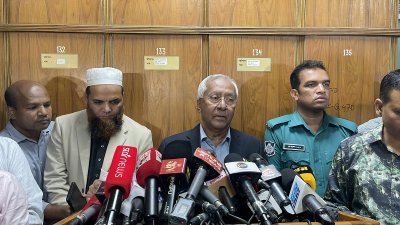 সাংবাদিকদের সঙ্গে কথা বলছেন নির্বাচন কমিশনের (ইসি) সিনিয়র সচিব আখতার আহমেদ/বাংলা ট্রিবিউন