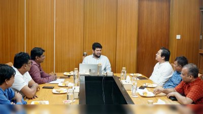 রবিবার মন্ত্রণালয়ের সভাকক্ষে তথ্য উপদেষ্টা মো. মাহফুজ আলমের সঙ্গে সাক্ষাৎ করেন বিএসআরএফের কার্যনির্বাহী কমিটির সদস্যরা। ছবি: সংগৃহীত