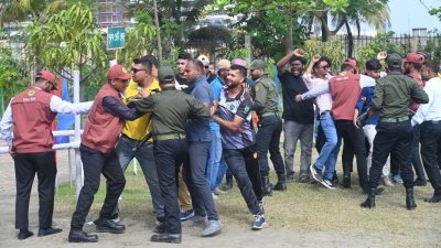 ভোটকেন্দ্রের সামনে বিশৃঙ্খলা এড়াতে আনসার বাহিনীর সদস্যরা কীভাবে কাজ করবেন, তা মহড়ার মাধ্যমে তুলে ধরা হয়