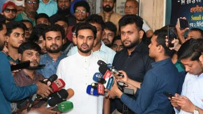 সাংবাদিকদের সঙ্গে কথা বলছেন আসিফ মাহমুদ