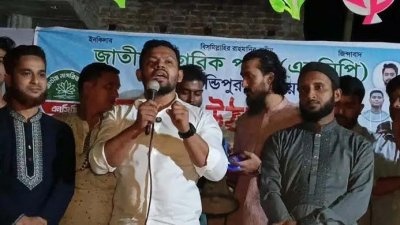 বক্তব্য দিচ্ছেন এনসিপির কেন্দ্রীয় যুগ্ম আহ্বায়ক মাহবুব আলম